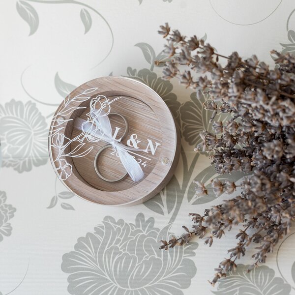 Charming-wooden-wedding-ring-box-with-magnetic-glass-panel-and-ribbon-to-hold-rings-600x600 Engagement Ring Box gypsum with acrylic lid and magnet