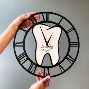 ساعة حائط بتصميم طب الأسنان